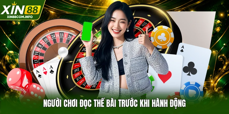 Người chơi đọc thế bài trước khi hành động